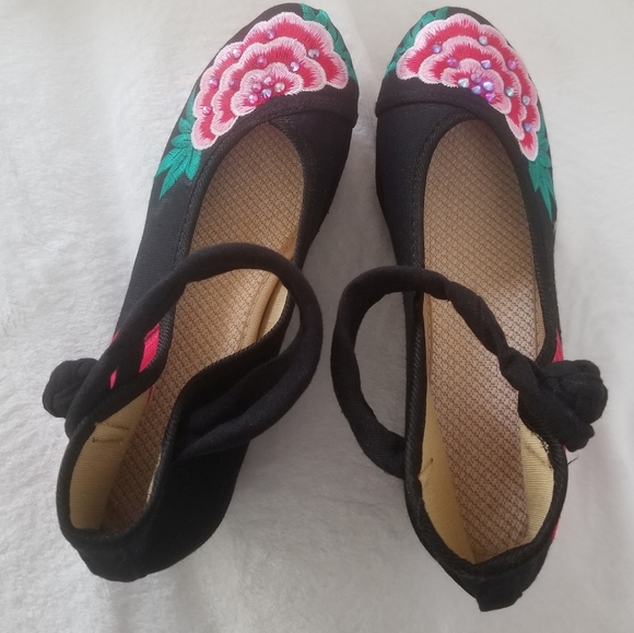 NWOT South american style heels - Picture 2 of 9